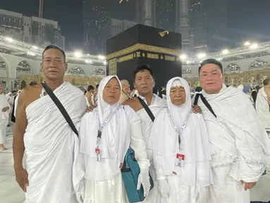 Ternyata, bukan hanya Merry dan keluarganya yang berangkat umrah. Dalam rombongan itu, ada pula ibunda Lala, pengasuh Rafathar. Unggahan Merry tersebut mengundang beragam komentar warganet. Tak sedikit yang memuji kebaikan Raffi dan Nagita. (Liputan6.com/G/@merryraffiahmad)