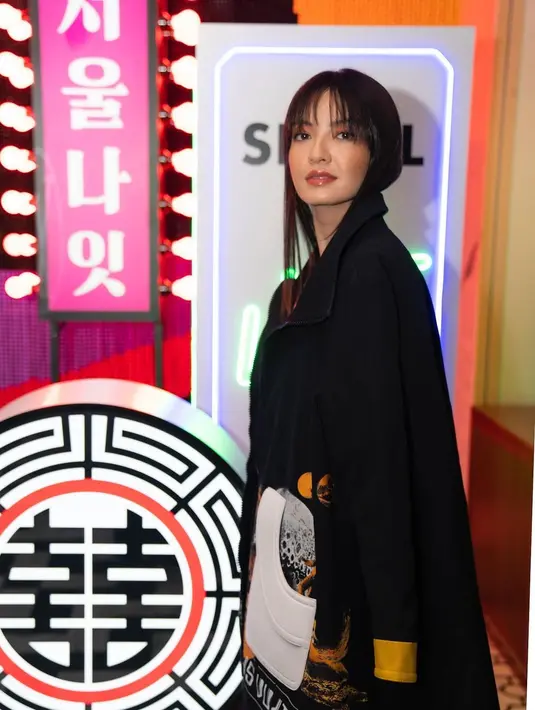Ralina Shah tampil kece dengan oversized jacket dan mini dress silver [@ralineshah]