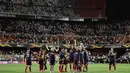 Para pemain Arsenal melakukan selebrasi usai lolos ke final Liga Europa setelah mengalahkan Valencia di Stadion Mestalla, Valencia, Kamis (9/5). Arsenal unggul agregat 7-3 atas Valencia. (AFP/Javier Soriano)