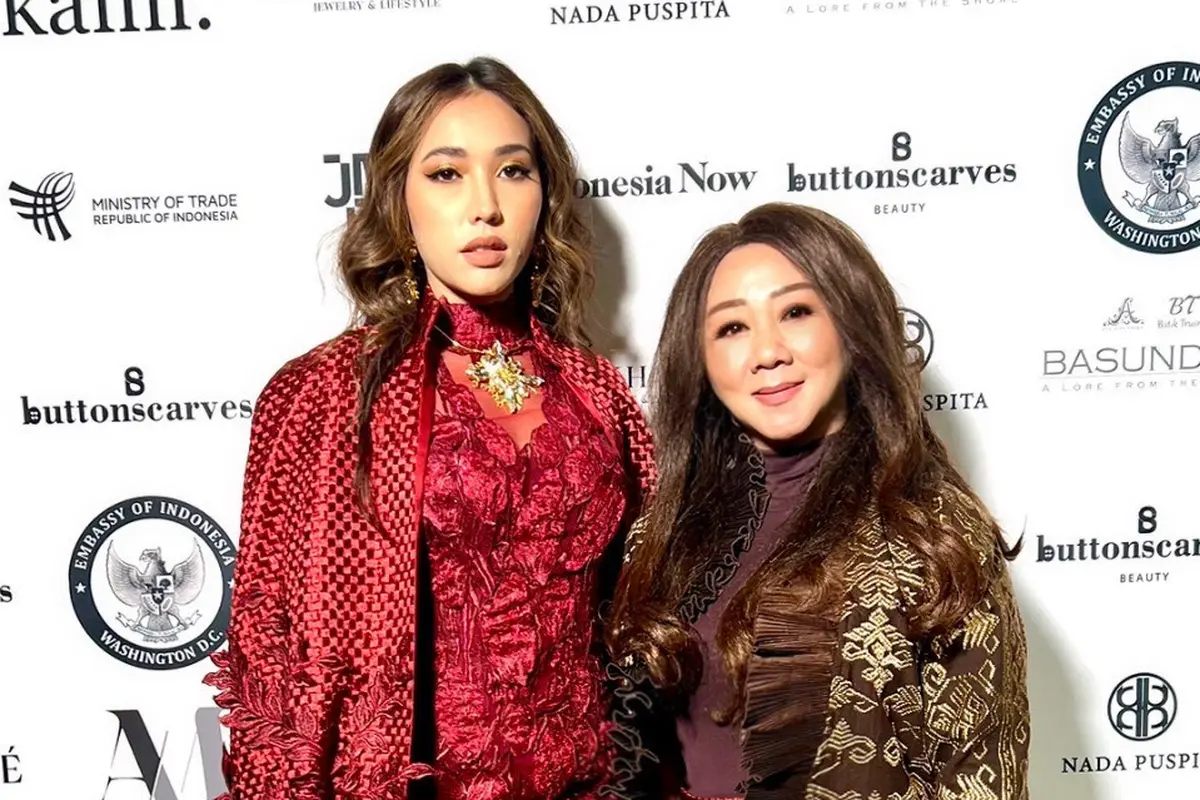 Lenny Hartono Pamer Kain Songket Lewat Koleksinya di New York Fashion Week