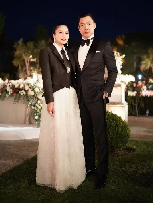 <p>Sandra Dewi mengenakan collared shirt yang dipasangkan dengan corset top, long skirt, dan cropped blazer. [@sandradewi88]</p>