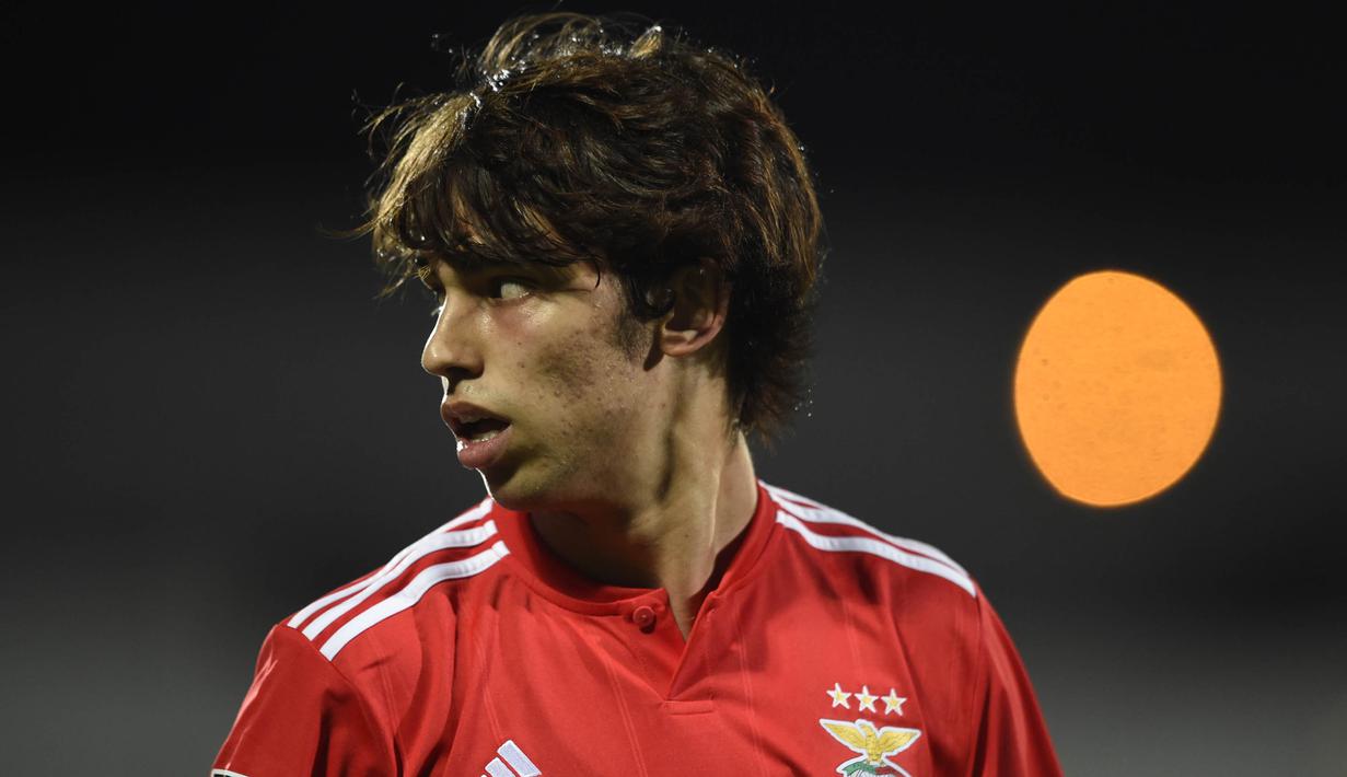 Joao Felix yang masih berusia 19 tahun ini kerap disebut sebagai suksesor dari Cristiano Ronaldo di Timnas Portugal. (Photo by MIGUEL RIOPA / AFP)