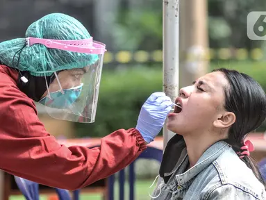 Warga menjalani tes usap PCR di Taman Pintar, Kayu Putih, Pulogadung, Jakarta Timur, Selasa (8/6/2021). Warga RW 09 dan 10 Kelurahan Kayu Putih kembali menjalani tes usap PCR guna mengantisipasi penyebaran COVID-19 di wilayah mereka. (merdeka.com/Iqbal S. Nugroho)