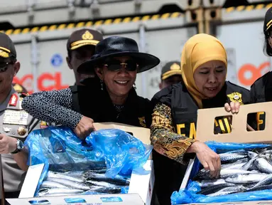 Menteri Kelautan dan Perikanan Susi Pudjiastuti menunjukan frozen pasific  Mackarel dari Jepang saat rilis penggagalan penyelundupan produk perikanan dan bahan pembuat bom di New Port Container Terminal 1, Jakarta, (13/9). (Liputan6.com/Faizal Fanani)