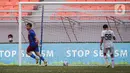 Pemain Barcelona U-18 Nil Caldero Sotores (kiri) melakukan selebrasi usai mencetak gol ke gawang Bali United U-18 pada pertandingan International Youth Championship (IYC) 2021 di Jakarta International Stadium (JIS), Jakarta, Minggu (17/4/2022). Barcelona U-18 menang 4-0. (Liputan6.com/Faizal Fanani)