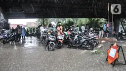 Pengendara motor saat terjebak banjir yang merendam Jalan Abdullah Syafei, Tebet, Jakarta, Kamis (18/2/2021). Menurut warga setempat, banjir ini merupakan yang pertama kali terjadi yang diduga disebabkan adanya proyek revitalisasi kolong flyover. (merdeka.com/Iqbal S Nugroho)
