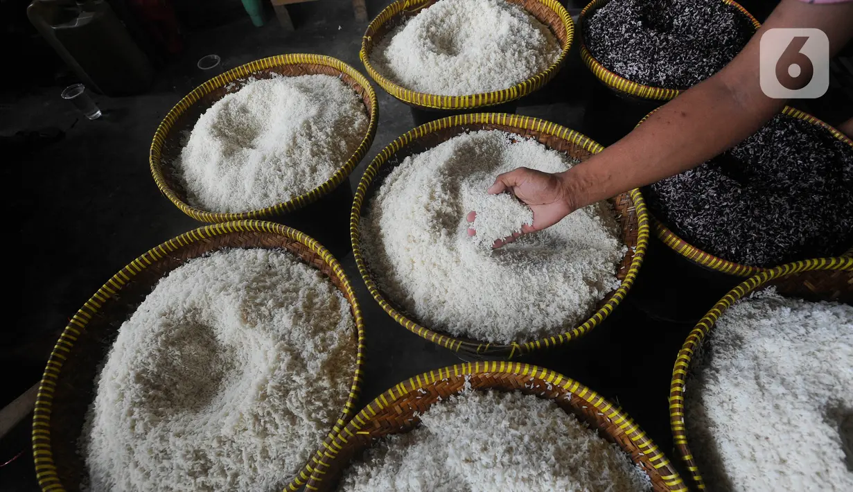Dodol betawi ini dibuat dari ketan dan kelapa. (merdeka.com/Arie Basuki)