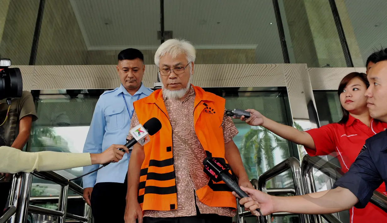 Suroso Atmo Martoyo saat ditanya wartawan usai menjalani pemeriksaan di Gedung KPK, Jakarta, Selasa (26/05/2015). Suroso terlibat kasus suap dalam pembelian tetra ethyl lead (TEL) dari perusahaan asal Inggris, Innospec. (Liputan6.com/Andrian M Tunay)