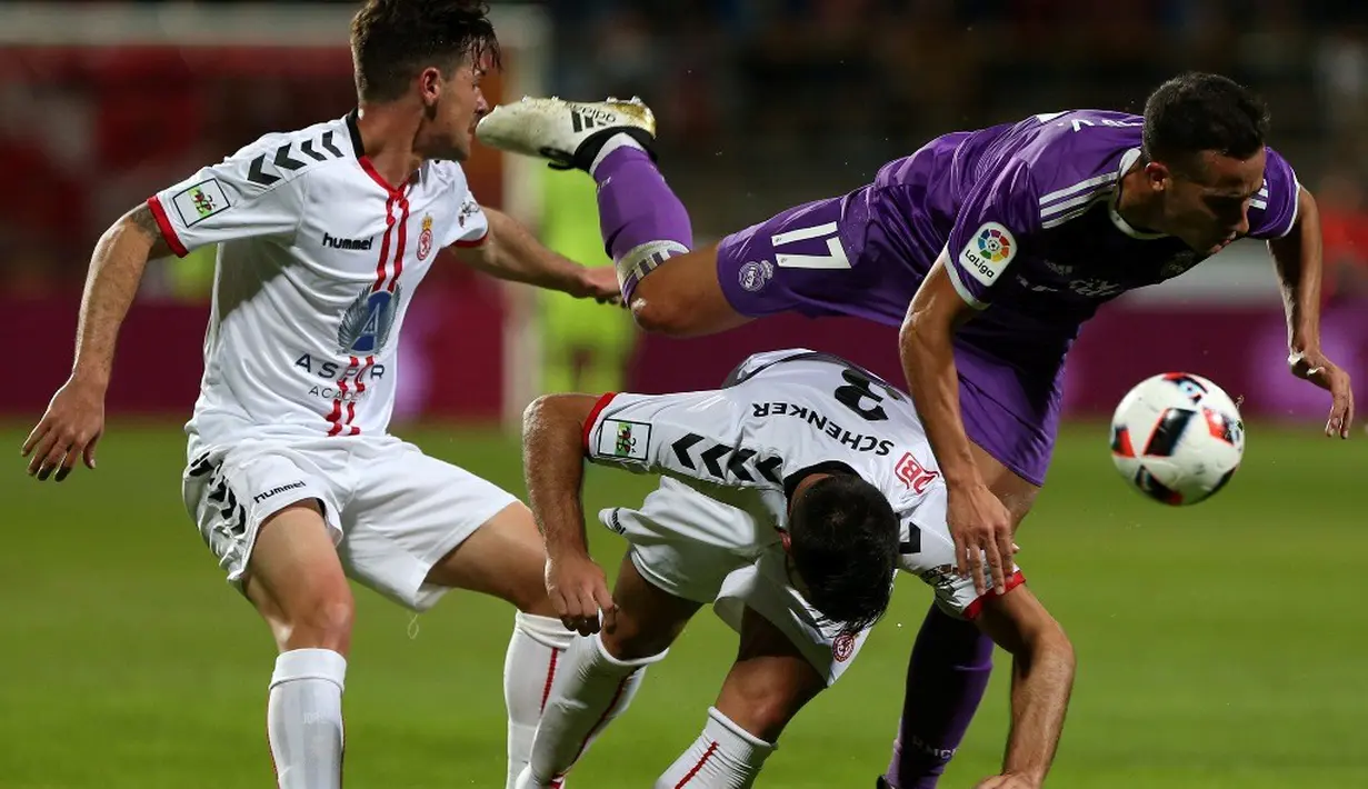 Duel antara pemain Real Madrid dan Cultural Leonesa pada leg pertama babak 32 besar Copa del Rey di Reino de Leon, Leon, Rabu (26/10/2016). (AFP/Cesar Manso)