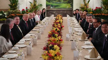 Suasana saat Presiden AS Donald Trump (empat kiri) menerima jamuan makan siang PM Singapura Lee Hsien Loong (empat kanan) di Istana Negara Singapura, Senin (11/6). Trump akan bertemu dengan Pemimpin Korea Utara Kim Jong-un di Singapura. (SAUL LOEB/AFP)