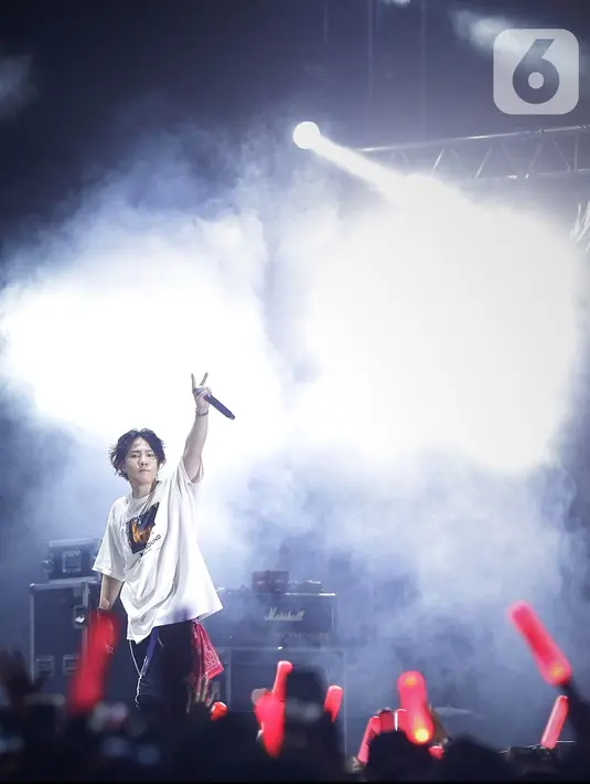 Boyband asal Korea Selatan, iKON menghibur penonton pada festival musik GUDFEST 2019 hari pertama di Helipad Parking Ground, Senayan, Sabtu (2/11/2019). Kehadiran iKON dalam GUDFEST merupakan yang pertama setelah Hanbin atau B.I memutuskan hengkang. (Fimela.com/Bambang E. Ros)