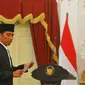 Presiden Jokowi usai memberikan keterangan pers mengenai kuota haji di Istana Merdeka, Rabu (11/1). Kuota Haji 2017 mendapatkan kenaikan sebesar 10.000, yang sebelumnya 211.000 kuota menjadi 221.000 kuota. (Liputan6.com/Angga Yuniar)