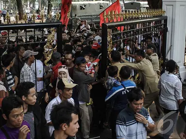  Ribuan massa menyerbu Istana Negara untuk melihat Jokowi, Jakarta, Senin (20/10/2014) (Liputan6.com/Faizal Fanani)