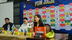 CEO PSIM Yogyakarta, Liana Tasno (kanan) didampingi Manager Sponsorship dan Komersial PSIM Yogyakarta, Yusuf Natanegara berbicara dalam acara peluncuran deretan sponsor PSIM Yogyakarta untuk musim 2024/2025 di Ndalem Poenakawan, Yogyakarta, Jumat (23/8/2024). (Bola.com/Ana Dewi)