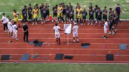 Kepala Pelatih Persita Tangerang, Widodo Cahyono Putro (tengah-kanan) terlihat memimpin latihan tersebut. I Nyoman Suryantara selaku manajer tim juga hadir dan memberikan sambutan sebelum dimulainya latihan terakhir tersebut. (Foto: Bola.com/Bagaskara Lazuardi)