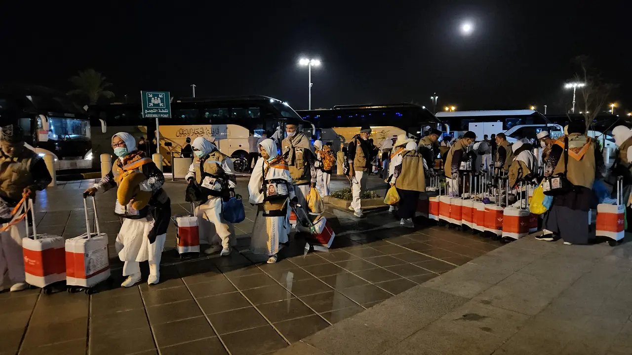 Jemaah haji  kloter KJT-30 diterbangkan dari Bandara Amir Muhammad bin Abdul Aziz (AMMA) Madinah, Arab Saudi menuju Bandara Kertajati di Jawa Barat, Indonesia, Senin, 22 Juli 2024.