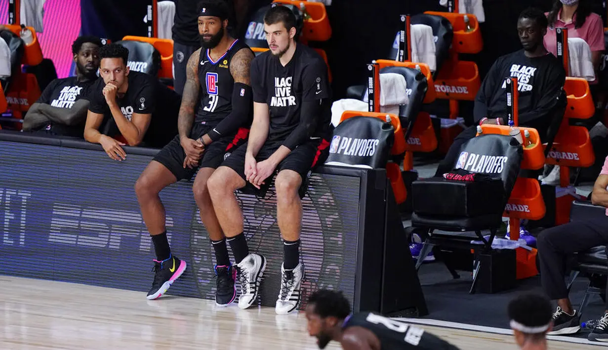 Pebasket Los Angeles Clippers tampak lesu usai ditaklukkan Denver Nuggets pada gim ketujuh semifinal playoff NBA di Lake Buena Vista, Selasa (15/9/2020).  Nuggets menang dengan skor 104-89. (AP/Mark J. Terrill)