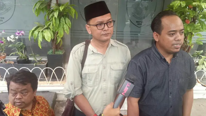 Pelapor akun Jonru Ginting, Muanas Alaidid, kembali mendatangi Polda Metro bersama 2 saksi