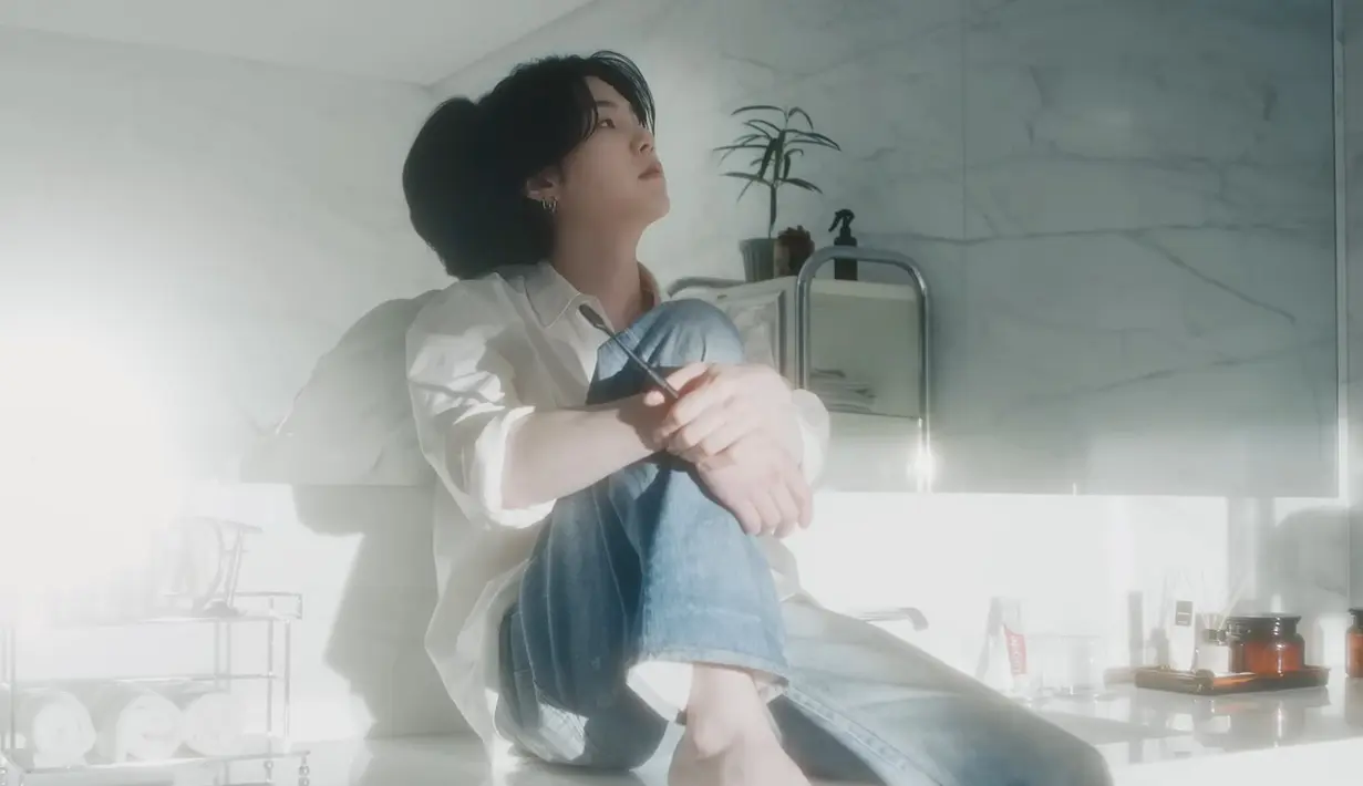 <p>Suga BTS di video musik People Pt. 2 ft. IU. (dok. tangkapan layar YouTube HYBE LABELS)</p>
