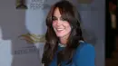 Kate Middleton menata rambut cokelatnya dengan gaya bergelombang dan memilih untuk menjaga riasan wajahnya tetap natural. (Daniel LEAL / AFP)