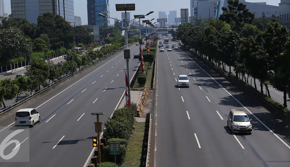 Kondisi arus lalu lintas saat HUT RI ke-71, Jakarta Rabu (17/8). Sepinya kendaraan yang lewat membuat arus lalu lintas berjalan lancar di semua ruas jalan. (Liputan6.com/Angga Yuniar)