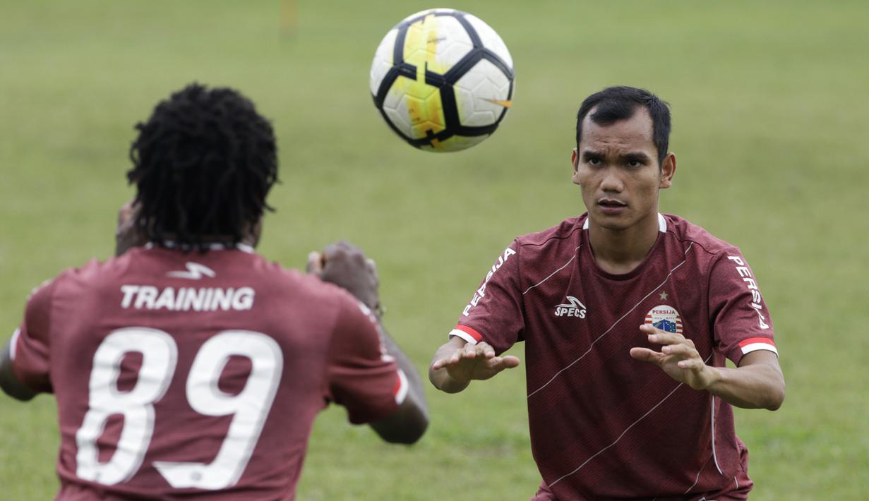 Pemain Persija Jakarta, Riko Simanjuntak, melempar bola saat latihan di Lapangan Sutasoma, Jakarta, Rabu (16/1). Ini merupakan latihan perdana yang dipimpin oleh Ivan Kolev. (Bola.com/Yoppy Renato)