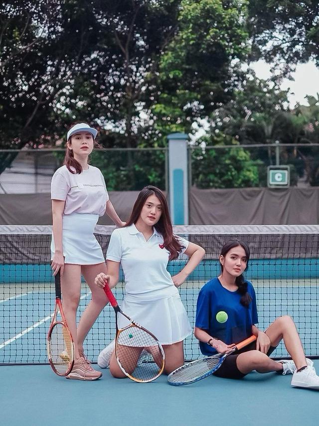 5 Potret Anissa Aziza Tampil Sporty saat Bermain Tennis, Curi Perhatian
