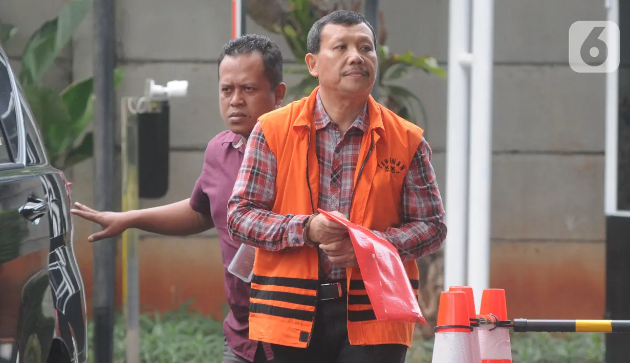 Tersangka Sekretaris Daerah (nonaktif) Jawa Barat Iwa Karniwa tiba untuk menjalani pemeriksaan di gedung KPK, Jakarta, Selasa (26/11/2019). Iwa Karniwa menjalani pemeriksaan lanjutan sebagai tersangka terkait kasus dugaan suap proyek Meikarta. (merdeka.com/Dwi Narwoko)