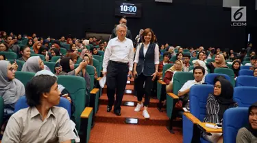 Founder dan CEO PT Intiland Development Tbk Hendro S Gondokusumo bersama jurnalis senior dan founder Narasi TV Najwa Shihab bersiap mengikuti acara talkshow bertema 'Smart Sharing' di Kampus Universitas Indonesia, 29 November 2018. (Liputan6.com/HO/Eko)