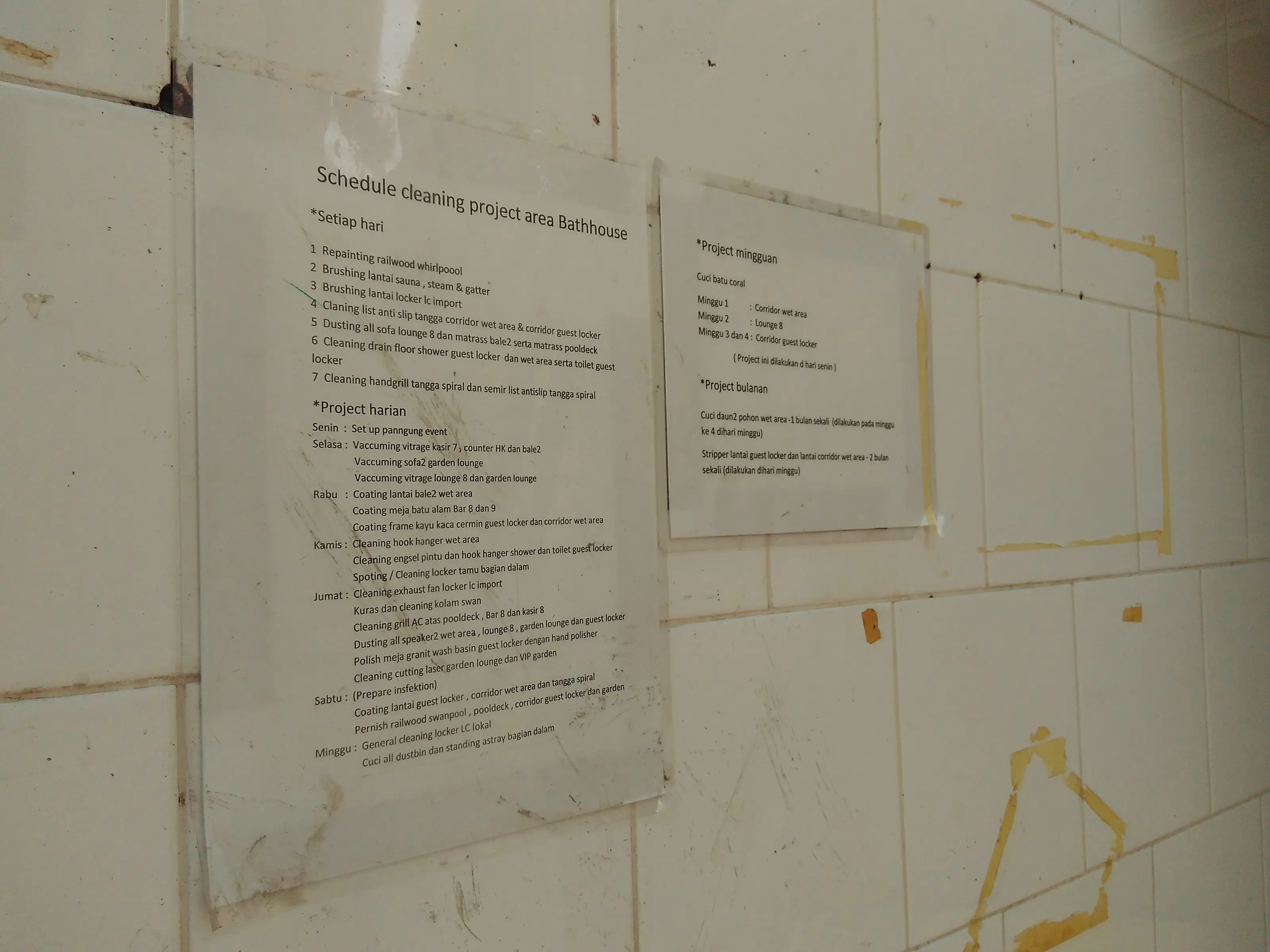 Jadwal kerja cleaning service di lantai 7 Hotel Alexis. (Liputan6.com/Andri Setiawan)