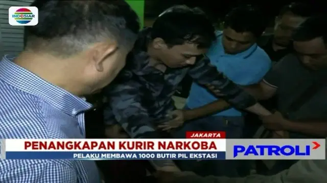 Kurir narkoba asal Depok ini dtangkap petugas saat tengah membawa 1.000 butir pil ekstasi di kawasan Pademangan, Jakarta Utara.