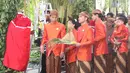 Presiden Jokowi didampingi Ibu Negara, Iriana dan Gibran Rakabuming serta Kaesang Pangarep saat pemasangan prosesi bleketepe pernikahan Kahiyang Ayu dan Bobby Nasution di kediamannya Jalan Kutai Utara, Solo, Selasa (7/11). (Liputan6.com/Angga Yuniar)