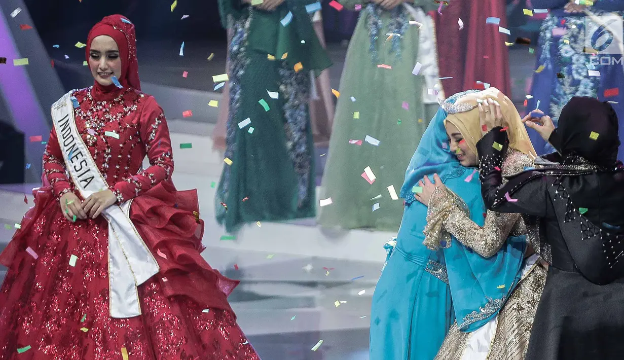 Finalis dari Malaysia, Uyaina Arshad memeluk Yenny Wahid seusai disematkan mahkota Puteri Muslimah Asia 2018 pada malam puncak di Studio 6 Emtek, Jakarta, Senin (7/5). Uyaina Arshad terpilih menjadi Puteri Muslimah Asia 2018. (Liputan6.com/Faizal Fanani)