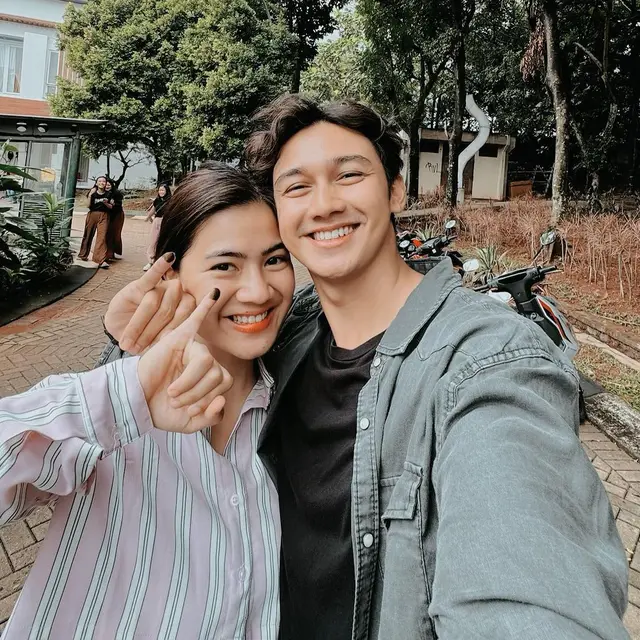 Potret 9 Pasangan Artis Kompak Pergi Nyoblos, Wajah Sumringah Usai Pakai Hak Pilih