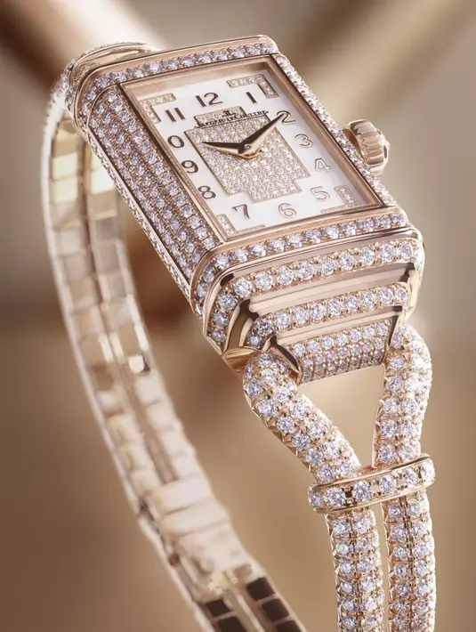 Didesain khusus untuk wanita, jam tangan mewah Jaeger-LeCoultre One Cordonnet Jewellery ini dihiasi oleh 1.104 berlian dengan total 7,84 karat. Tali jam tangan yang dilapisi emas dan berlian ini lentur, sehingga nyaman digunakan. (dok/jaeger).