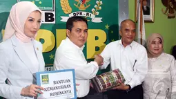 Fraksi Partai Kebangkitan Bangsa (FPKB) DPR mengirimkan bantuan senilai Rp 100 juta untuk pengungsi Rohingnya, Jakarta, Selasa (26/5/2015). Bantuan tersebut berupa  sarung, baju, peci haji, makanan serta obat-obatan. (Liputan6.com/Helmi Afandi) 