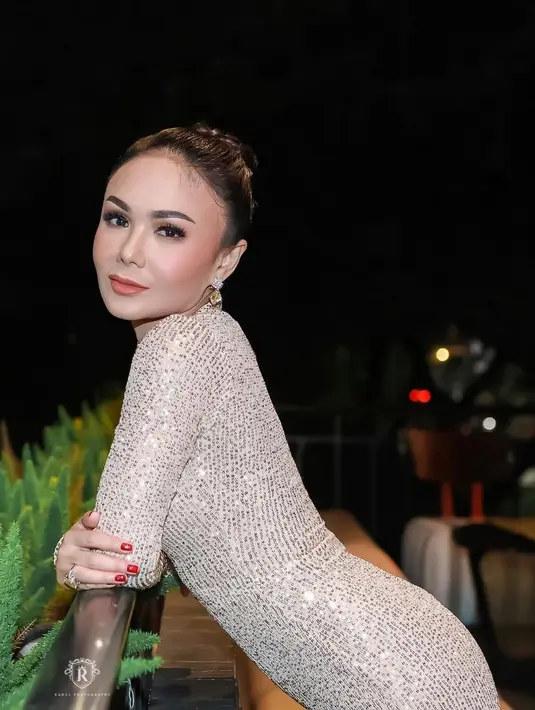 <p>Pesona Yuni Shara semakin bersinar di usianya yang kini menginjak 50 tahun. (FOTO: instagram.com/yunishara36/)</p>