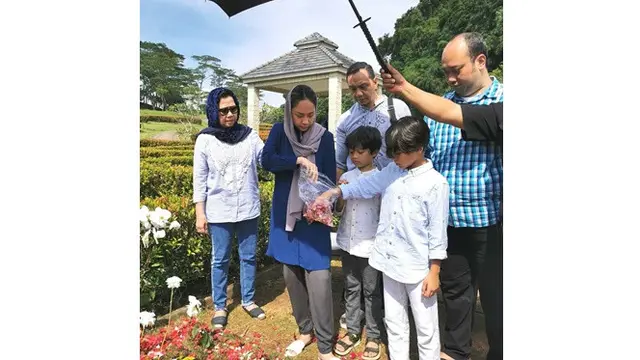 6 Momen Keluarga Bunga Citra Lestari Ziarah ke Makam Ashraf, Terlihat Tegar