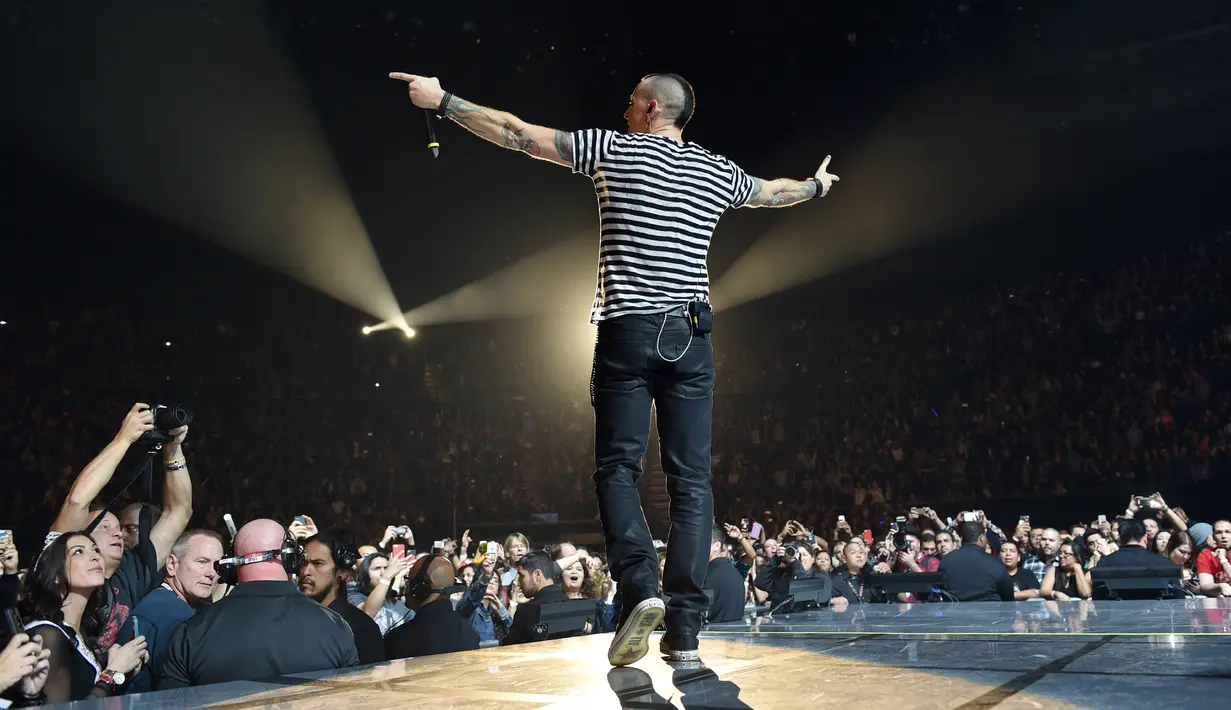 Suasana stadion saat Linkin Park tampil di acara KROQ Acoustic Christmas, California, pada Desember 2013. Album bertajuk ‘Hybrid Theory’ merupakan album pertama Linkin Park setelah Chester Bennington bergabung menjadi vokalis. (AP/John Shearer)