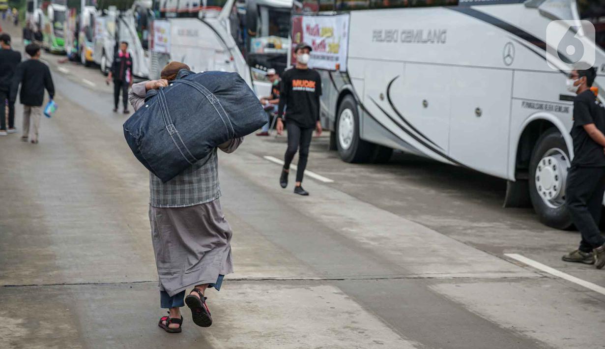 <p>Peserta Mudik Aman Mudik Sehat Kementerian Perhubungan memanggul barang bawaan berjalan menuju bus tujuan kampung halamannya di Terminal Jatijajar, Depok, Jawa Barat, Kamis (28/4/2022). Sekitar 3.000 penumpang diberangkatkan dengan 106 bus yang telah disiapkan oleh Dirjen Darat Kementerian Perhubungan. (Liputan6.com/Faizal Fanani)</p>