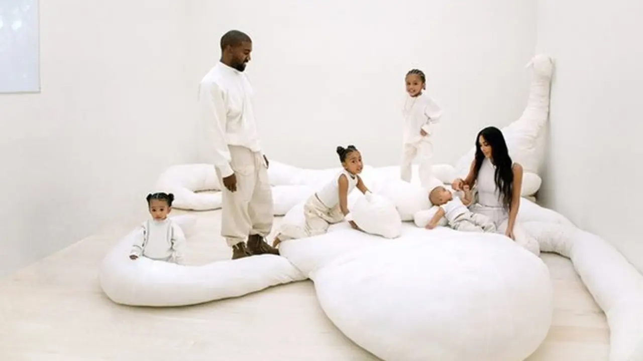 7 Potret Mewah Rumah Kim Kardashian, Serba Putih dengan Konsep Futuristik