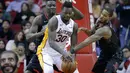Pemain Lakers, Julius Randle (30) berusaha keluar dari kepungan dua pemain Rockets pada lanjutan NBA basketball game di Toyota Center, Houton, (31/12/2017). Rockets menang 148-142. (AP/Michael Wyke)