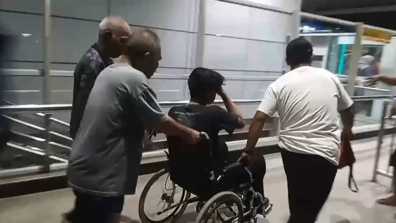 Petugas mengevakuasi korban tabrakan kereta di Bekasi