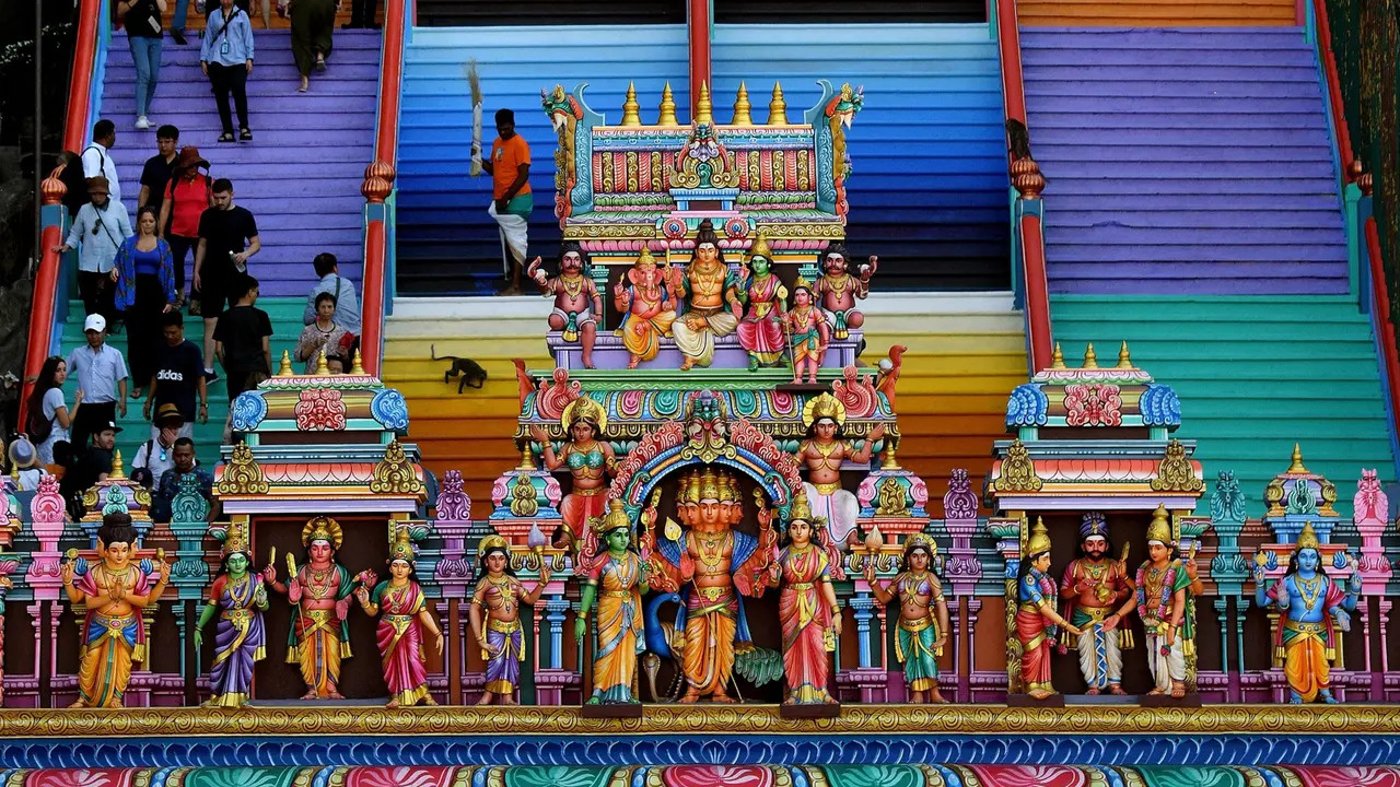 Renovasi Objek Wisata Batu Caves Malaysia