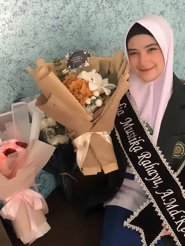 5 Potret Nadya Mustika Istri Rizki DA Usai Sidang Skripsi, Ungkap Rasa Syukur
