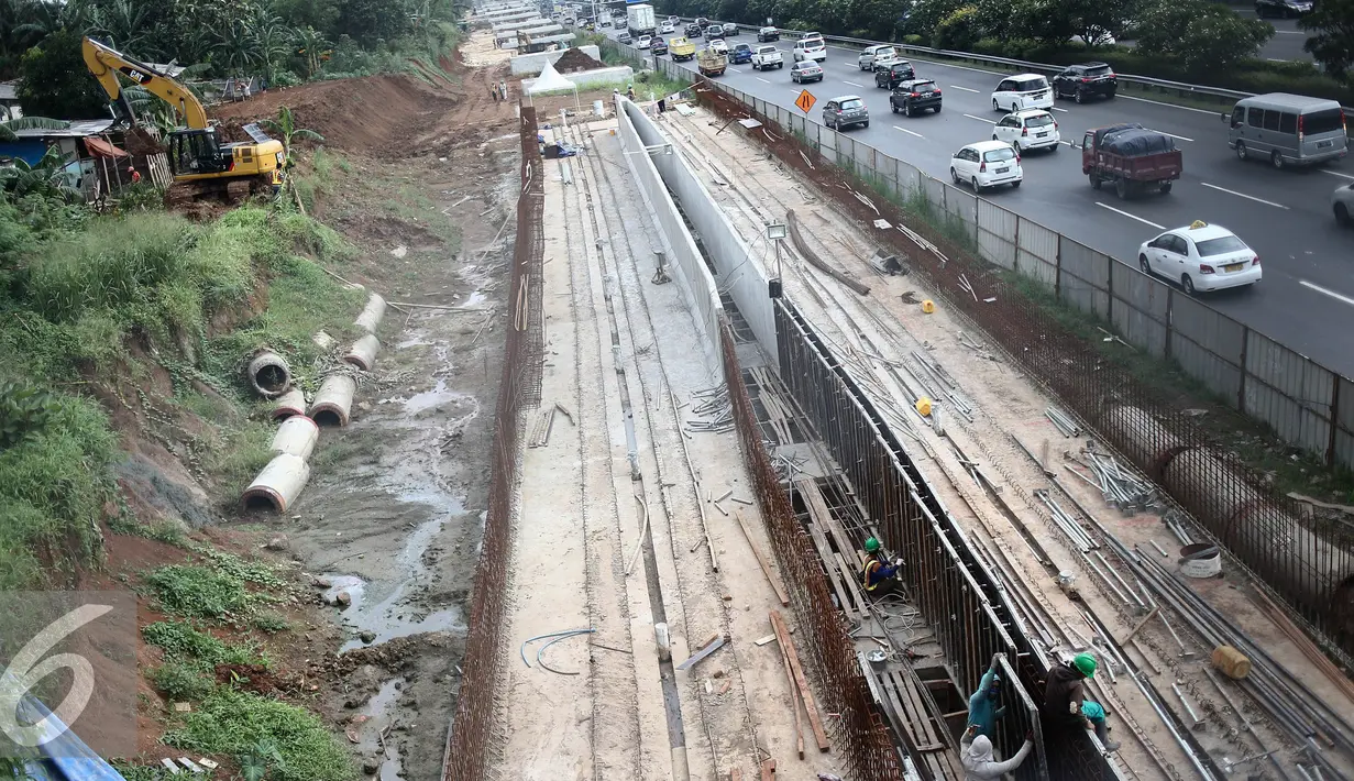 Suasana proyek pembangunan jalur Light Rail Transit (LRT) seksi Cawang-Cibubur, Jakarta, Kamis (8/12). Dishubtrans DKI Jakarta menyatakan pembangunan LRT untuk persiapan Asian Games 2018 sudah memasuki tahapan pematangan lahan.(Liputan6.com/Faizal Fanani)