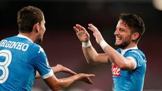 Striker Napoli, Dries Mertens, mencetak hattrick saat Napoli membungkam Bologna 6-0 dalam laga Serie A Italia di Stadion San Paolo, Naples, Rabu (20/4/2016) dini hari WIB. (AFP/Carlo Hermann)