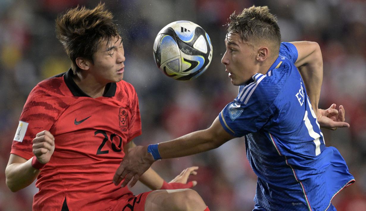 Bek tengah Timnas Korea Selatan, Kim Ji-soo (kiri) menjadi pemain termuda keempat pada ajang Piala Asia 2023. Pemain yang tengah menjalani musim pertama bersama Brentford B ini berusia 19 tahun, 1 bulan dan 1 hari saat diturunkan Timnas Korea Selatan menghadapi Malaysia pada laga ketiga Grup E Piala Asia 2024 (25/1/2024) yang berakhir dengan kekalahan 1-2. (AFP/Juan Mabromata)