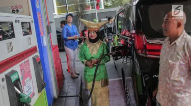 Petugas SPBU mengenakan pakaian adat mengisi bahan bakar minyak (BBM) ke sebuah mobil di kawasan Kelapa Gading, Jakarta, Senin (22/4). Dalam rangka memperingati Hari Kartini pengelola SPBU mengajak Seluruh pegawai SPBU mengenakan mengenakan baju kebaya dan baju adat. (Liputan6.com/Faizal Fanani)