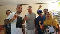 Beto Goncalves dan Esteban Vizcarra setelah ikut berpartisipasi pada Pilkada Sumsel 2018. (Bola.com/Riskha Prasetya)